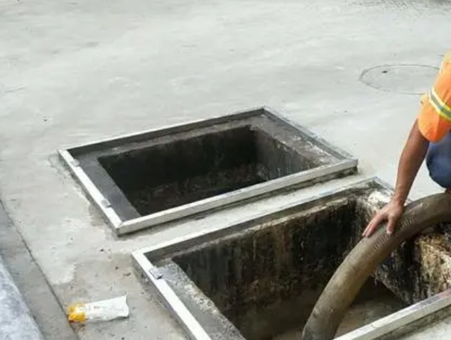 左贡化粪池清理