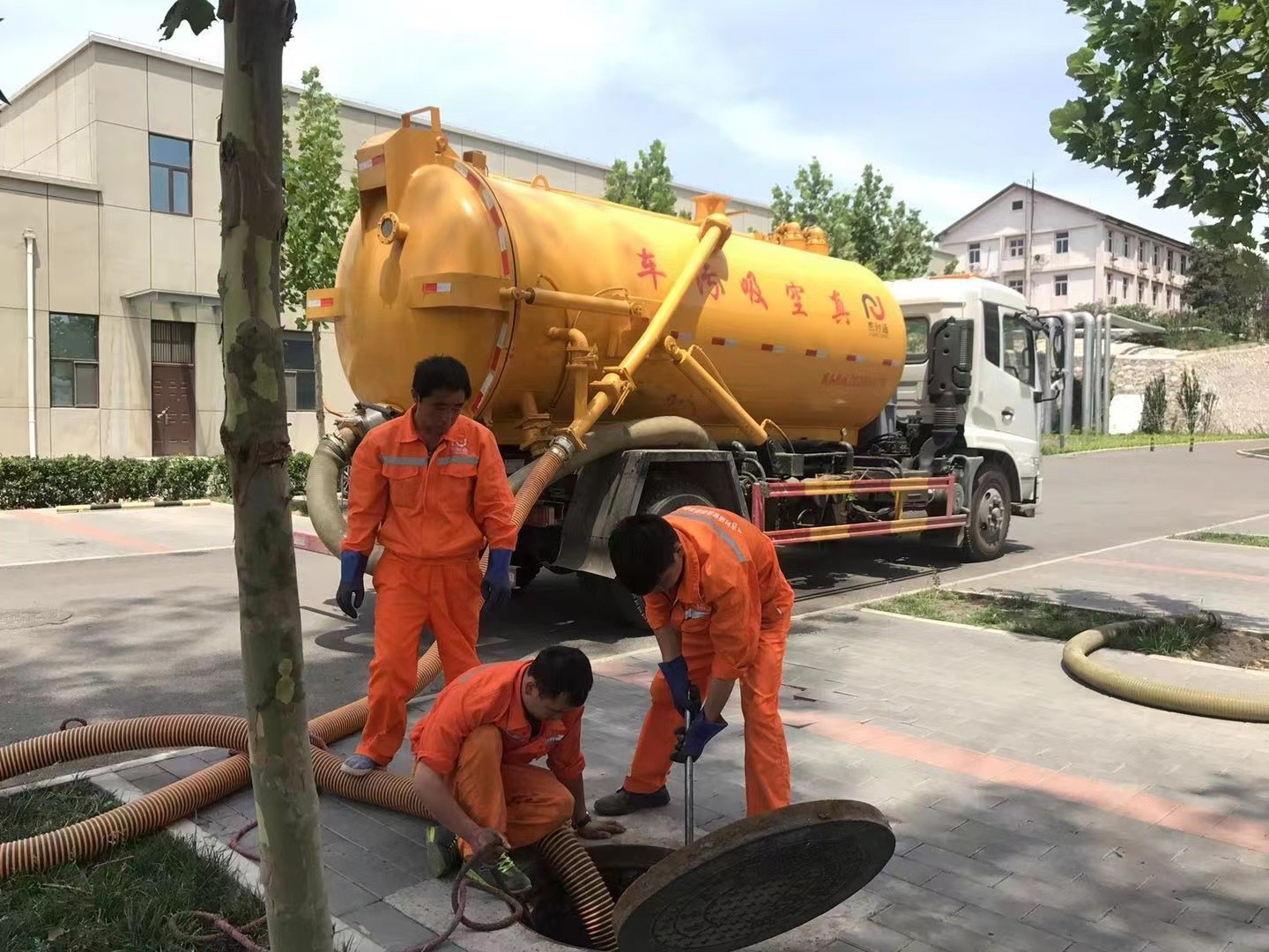 左贡管道疏通车停在窨井附近