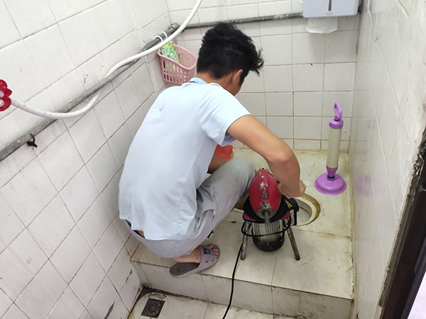 左贡肥皂掉到马桶里把马桶堵住了怎么办？马桶堵住了怎么办